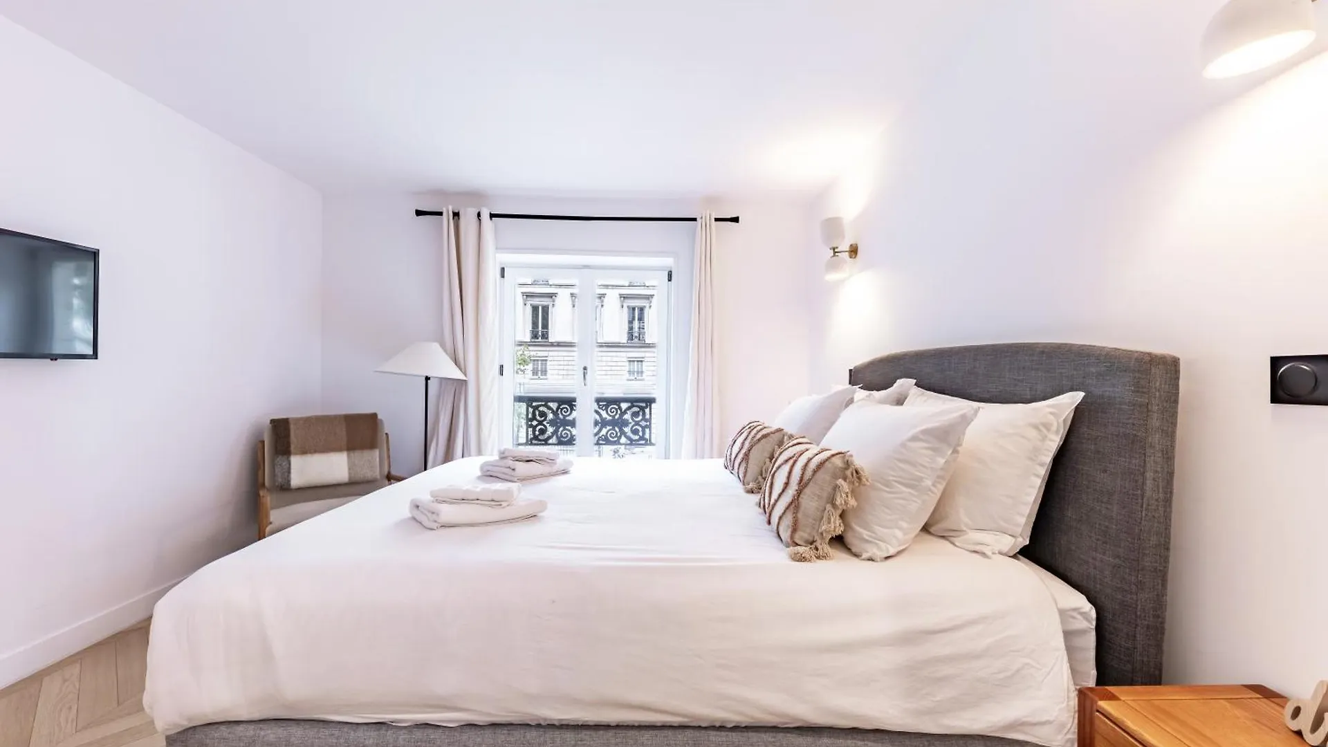 Apartment Brand New 3 Bedrooms Facing Madeleine/st Honore Paris