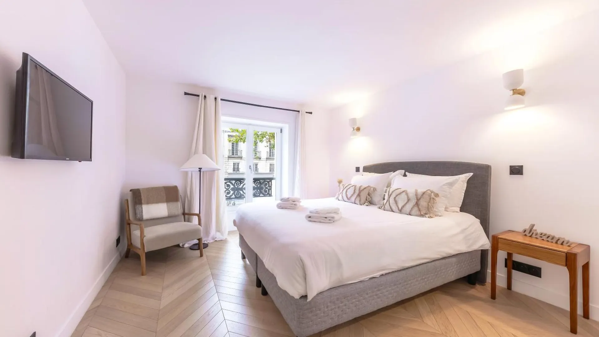 Brand New 3 Bedrooms Facing Madeleine/st Honore Apartment Paris
